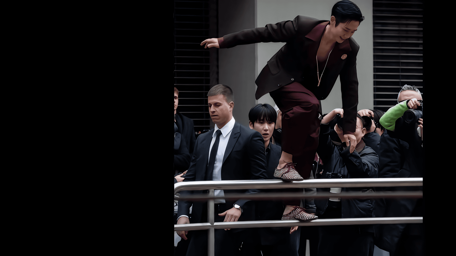 Jung Hae-in Pancarkan Elegansi Abadi dalam Pemotretan Sampul Noblesse Magazine Edisi Maret