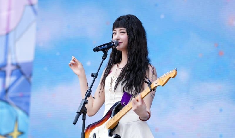 "Jellyfish" Huh Yunjin: Pernyataan Solo Paling Jujur Sejauh Ini