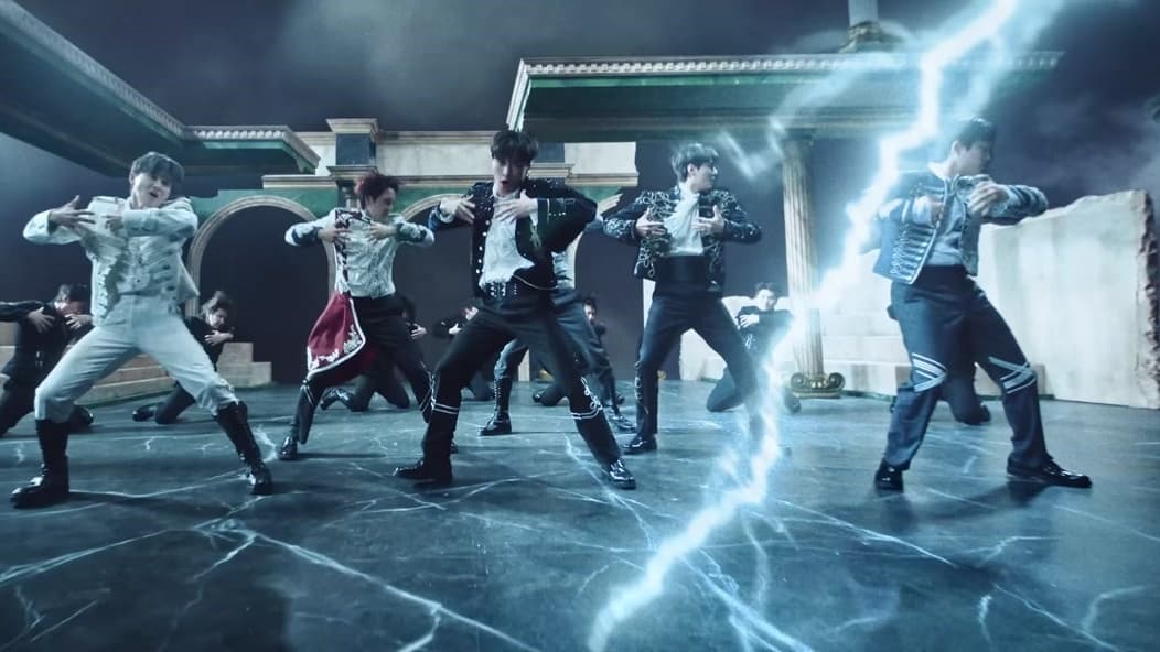 REVERXE EXO Debut dengan 907K Penjualan Minggu Pertama — Delapan Million-Seller dan Tur Dunia di Depan Mata