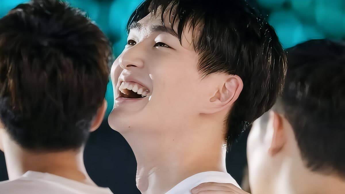 Onew SHINee Menyamar Jadi Pelayan — Fan Terbesarnya Sama Sekali Tidak Sadar