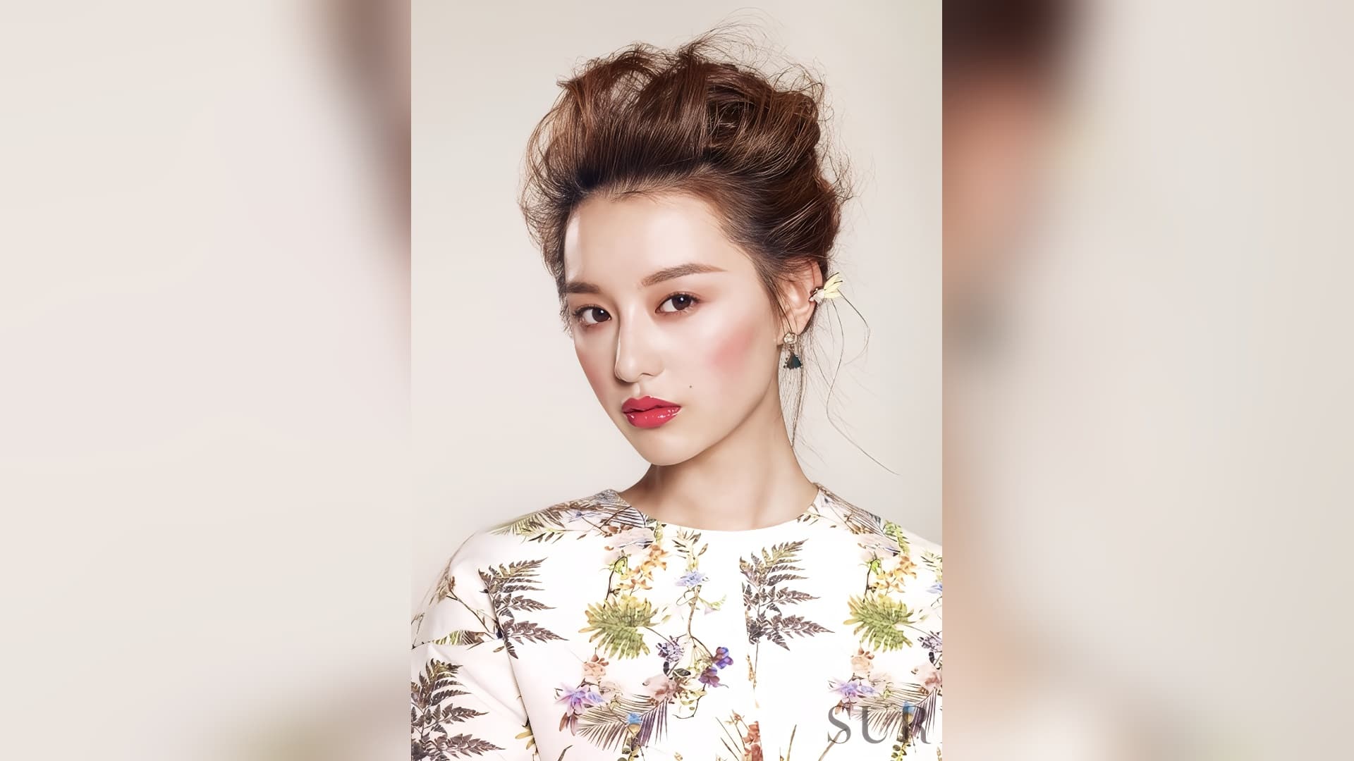 Kim Ji-won Tampil Memukau dengan Rambut Bob di Pemotretan Kecantikan Jelang Doctor X