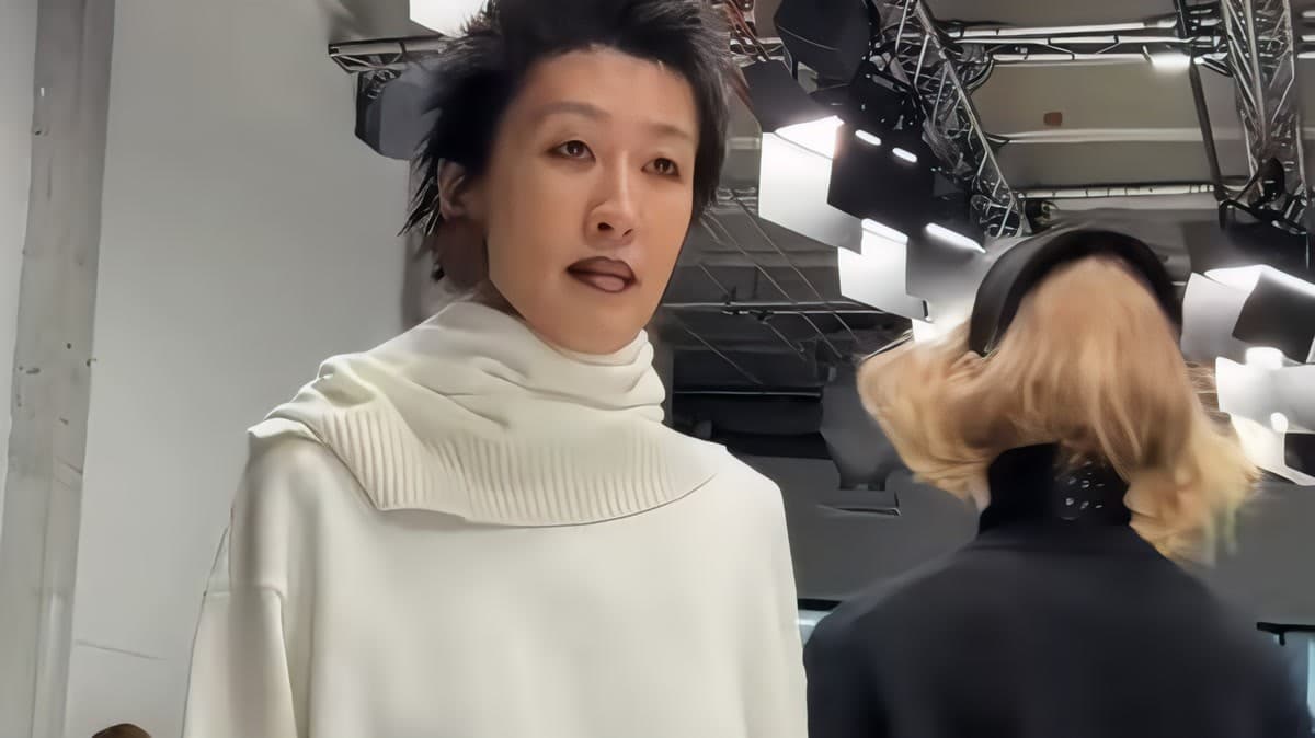 Hong Jin-kyung Membungkam Para Skeptis dengan Berjalan di Paris Fashion Week di Usia 50 — 3 Makanan di Balik…