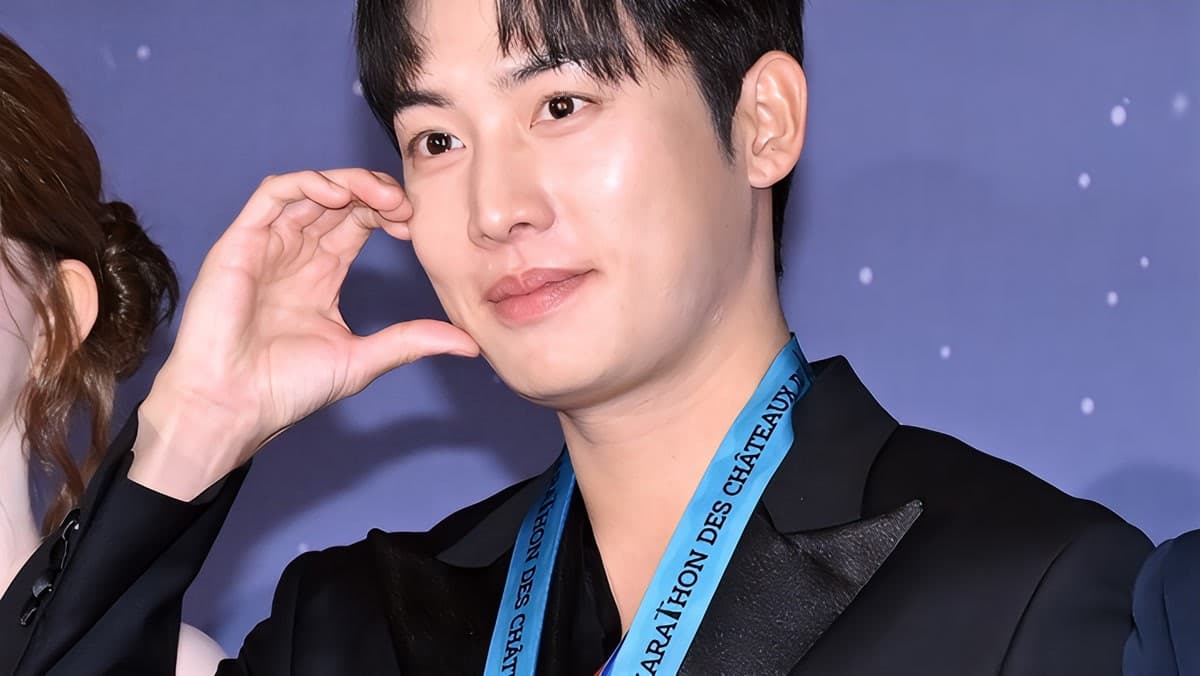 Aktor Korea yang Melakukan Pengiriman di Hari Penghargaan, dan Juga Berlari Maraton