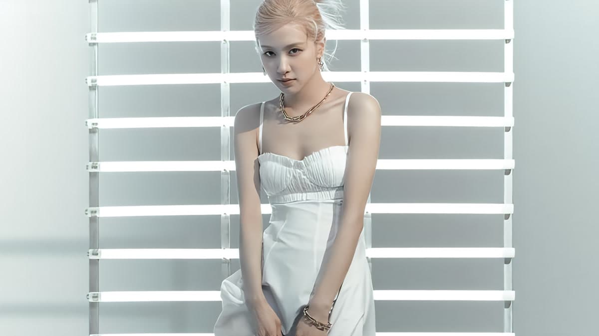 ROSÉ Membuat New York Terpesona dengan Gaun Angsa Putih