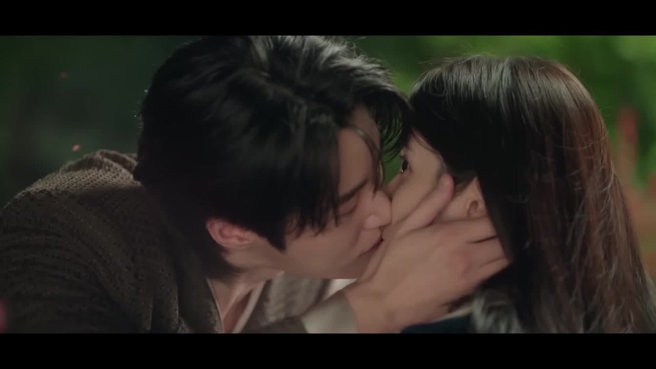 Mengapa Ciuman Pertama IU dan Byeon Woo-seok Begitu Sempurna
