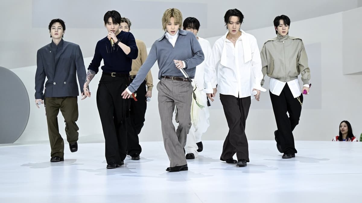 BTS Tampil dengan 'Swim' di Guggenheim — dan Datang dengan Sandal Rumah