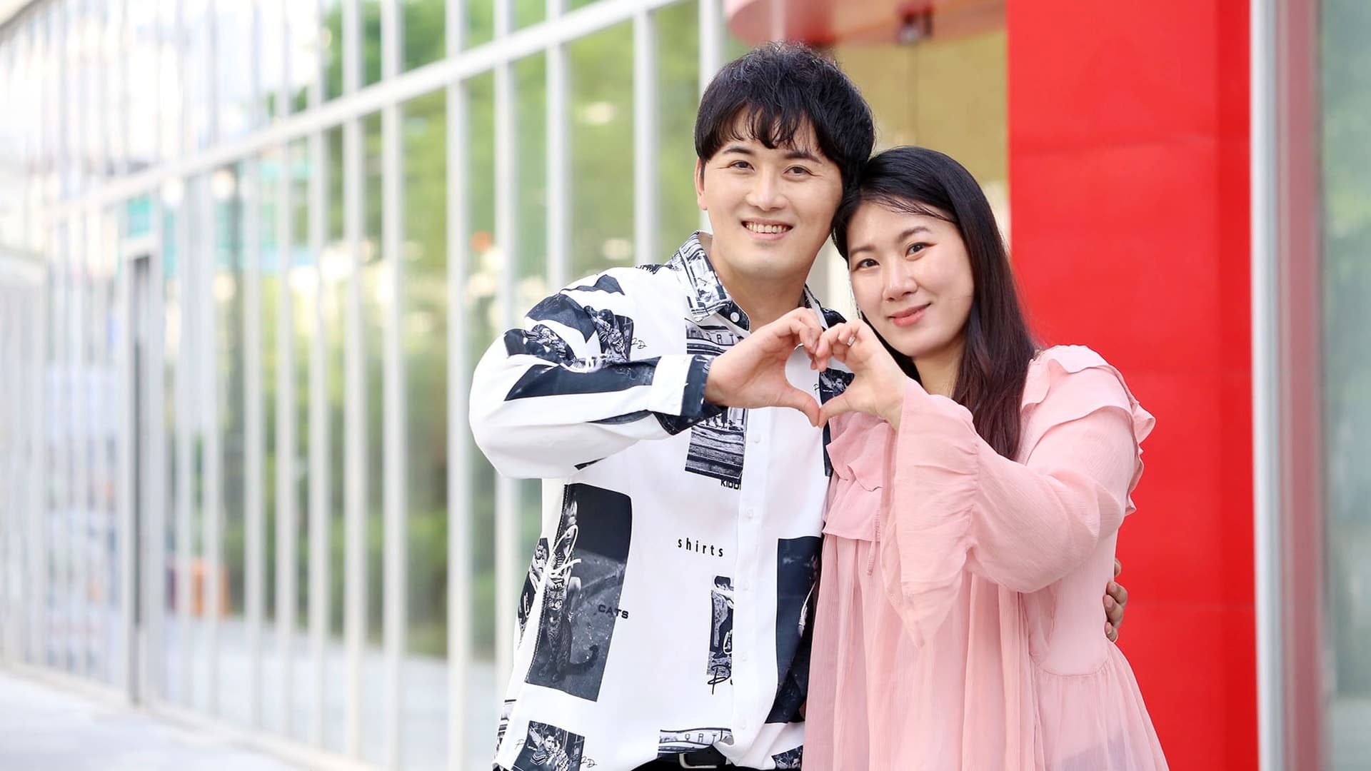 Gong Hwi dan Jung Ji-min Rayakan 10 Tahun Pernikahan dengan Duet Cinta