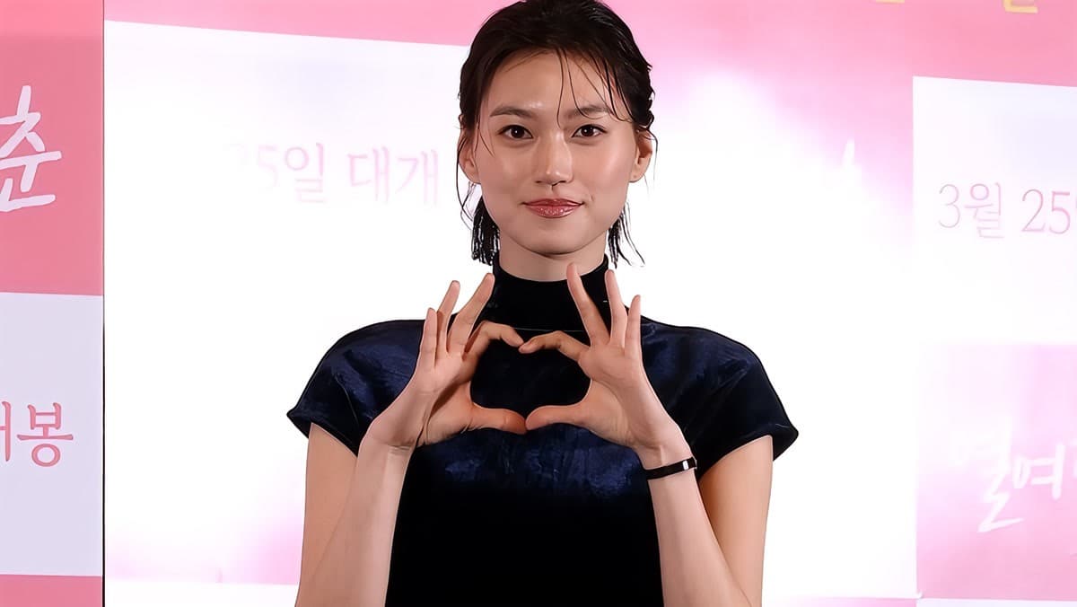 Dari K-Pop ke Cannes: Kim Do-yeon Memukau di Film Perdana 'Dora'