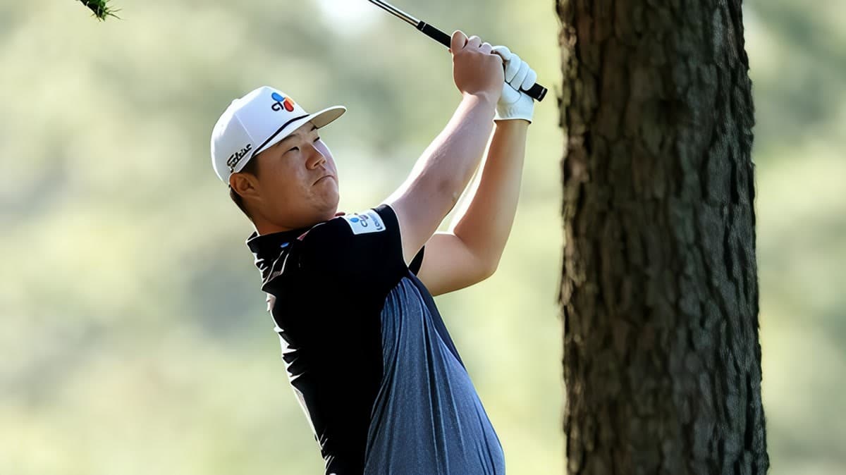 Song Joong-ki Tampil Serba Putih di Augusta — sebagai Caddie Im Sung-jae di Masters