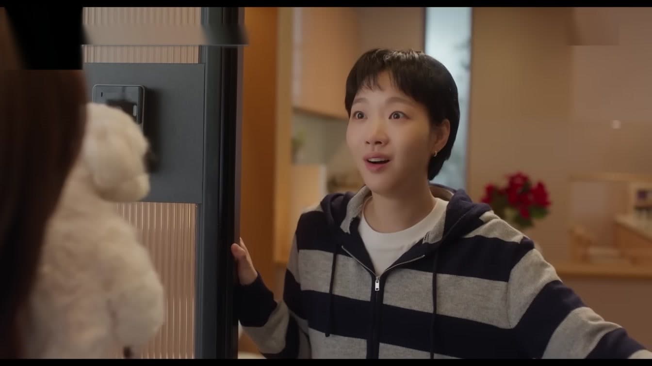 Kim Go Eun Tak Bisa Berhenti Tertawa Setelah Adegan Stuntnya Sendiri
