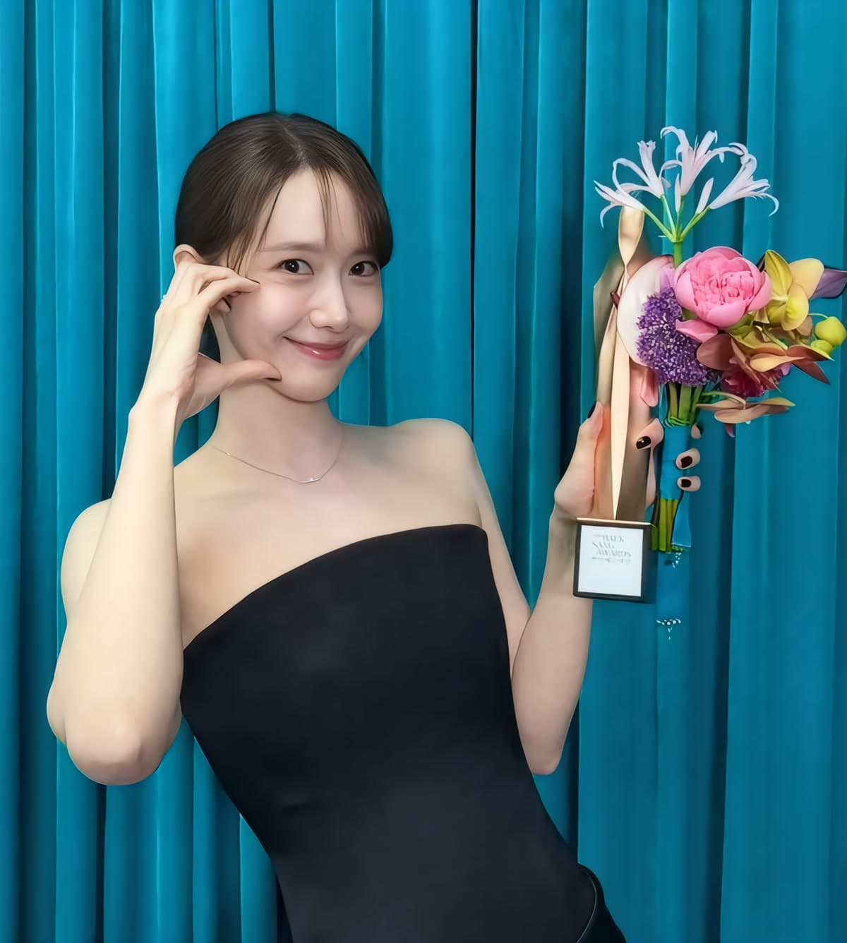 Yoona dan Suzy Tampil dengan Gaun yang Sama di Baeksang Arts Awards