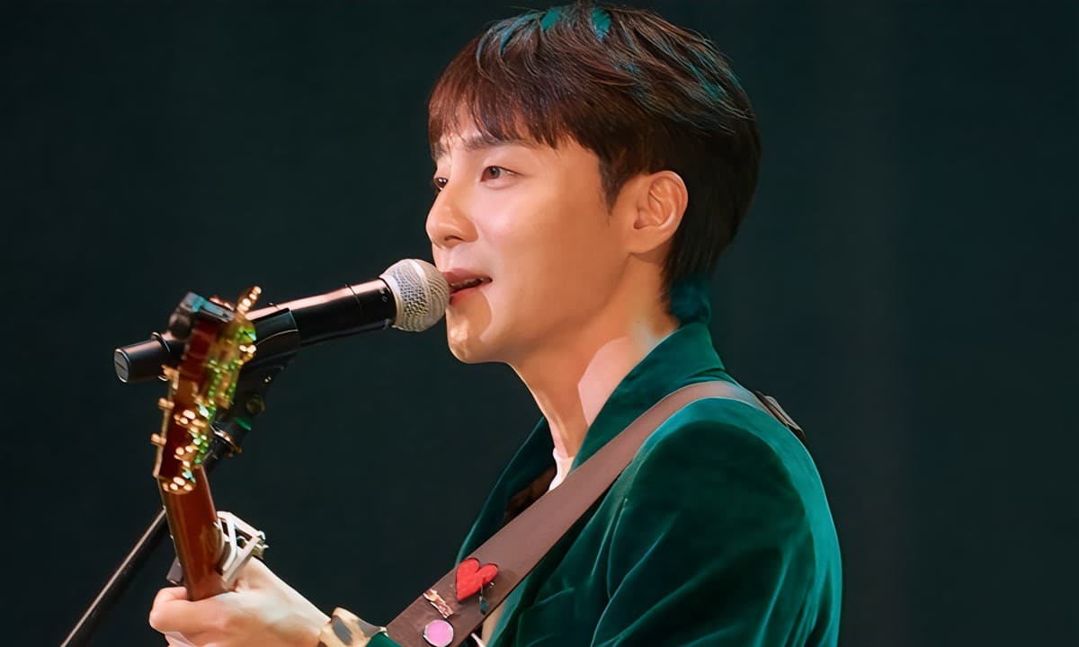 Roy Kim Memukau Seoul dengan Debut 'Bloom Again' di Luar Ruangan